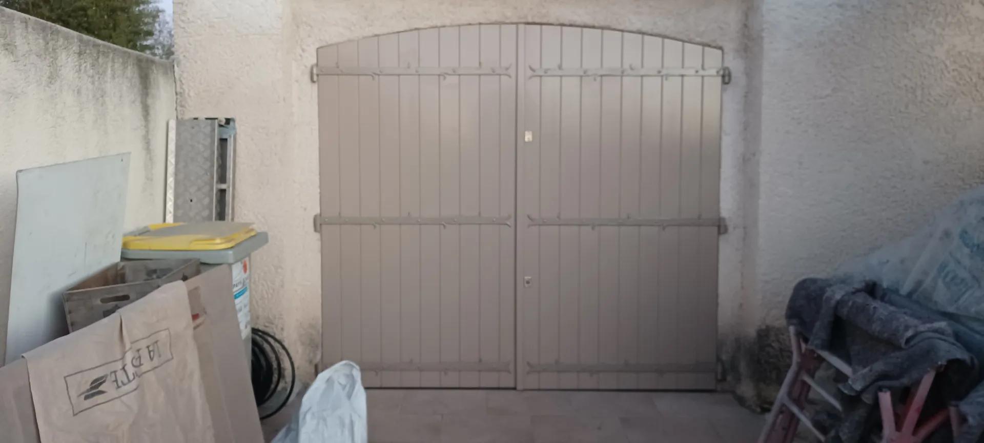 Porte de garage en bois cintrée 