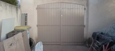 Porte de garage en bois cintrée 