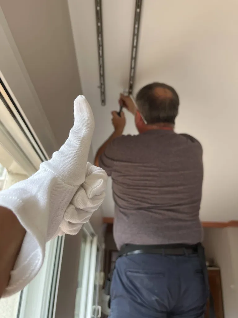 Pose de tringles à rideaux haut de gamme de la marque Artline à Lyon 6