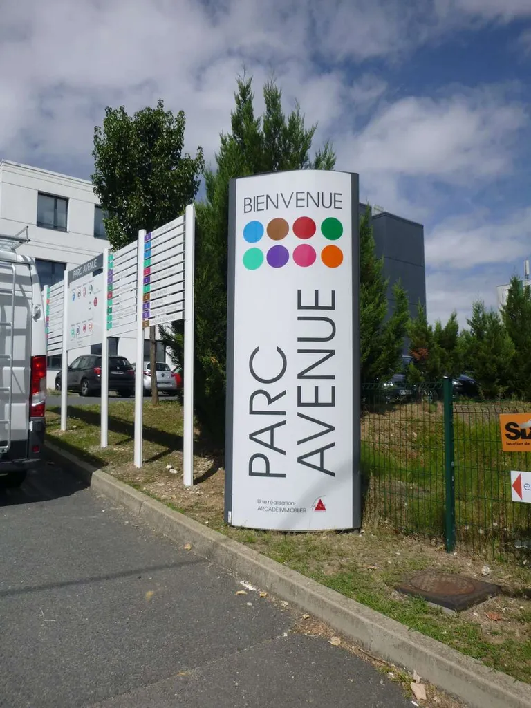 Réalisation d'un totem galbé lumineux ou non pour Parc Avenue en simple ou double face différentes hauteurs possibles à Villefranche sur Saône