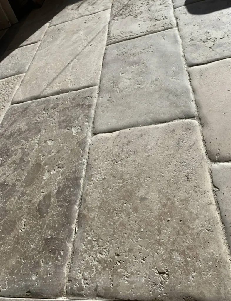 Pierre vieillie pierre du Périgord pour dallage intérieur et extérieur
