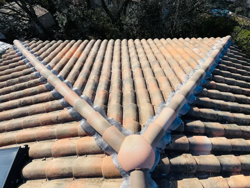 Rénovation d’une toiture de maison sur Faîtage et nettoyage de tuiles sur Fuveau 13710 près de Aix en Provence.