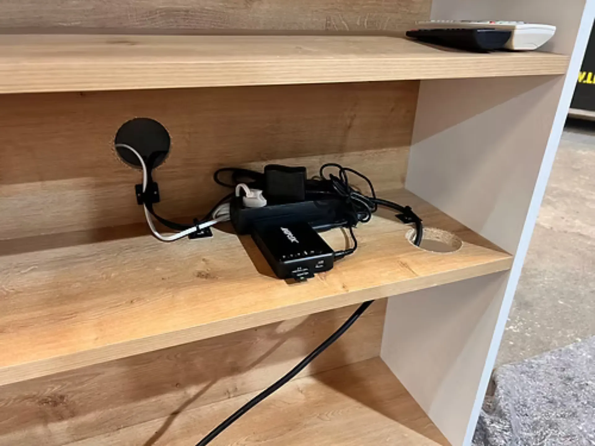 DESK BLANC & BOIS AVEC ECRAN 32' 82CM DESK 2