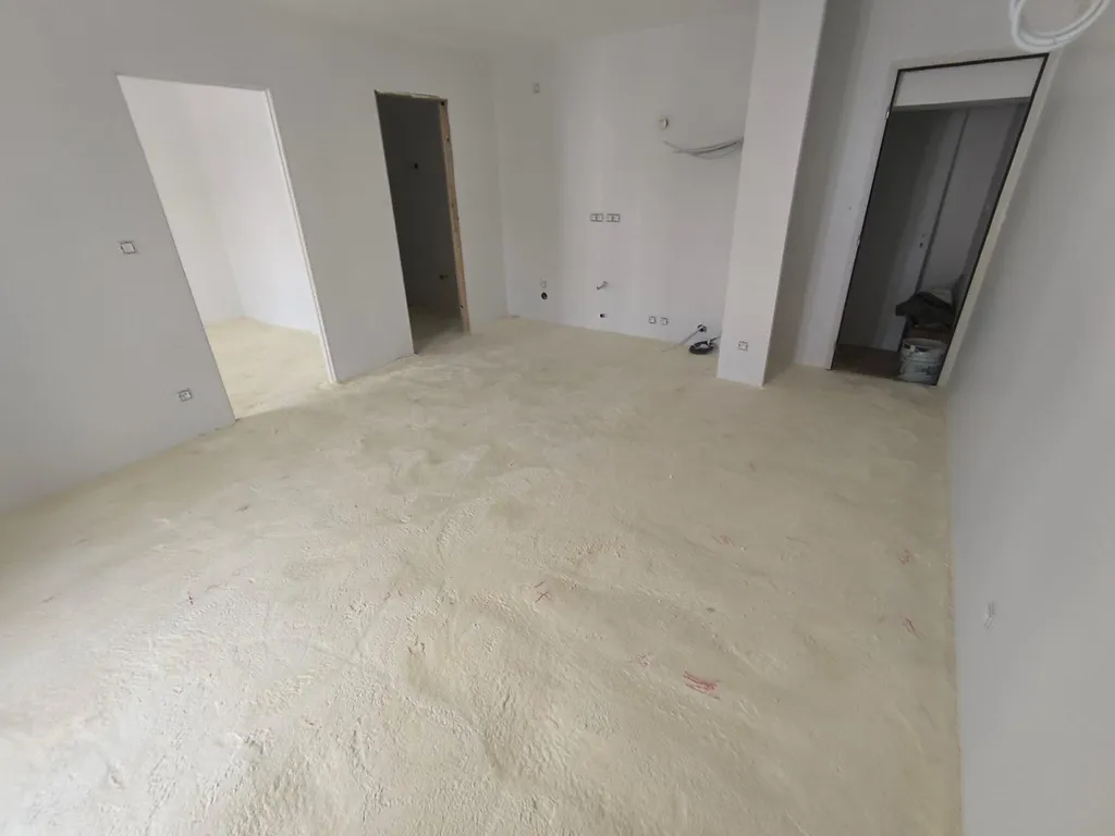 Isolation de sol par projection de mousse polyuréthane à cellules fermées dans un appartement en rénovation pour améliorer le confort thermique avant la pose du revêtement