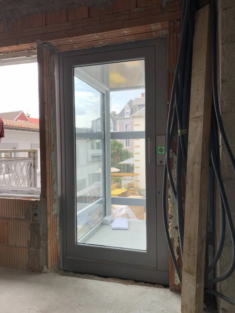 Vue intérieur de l'élévateur vertical VIMEC E10, en pylône extérieur à Orange