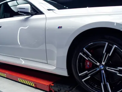 Le film de protection PPF XPEL assure à cette BMW Série 2 une défense discrète contre les projections de gravillons et les agressions extérieures.