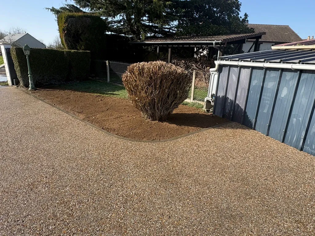 Terrassement et Allée en Béton Désactivé à Louviers et Évreux (27)