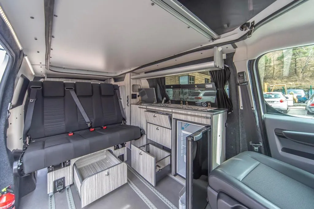 Aménagement intérieur d'un Peugeot Expert Long sur-mesure à Grenoble : deux finitions pour deux personnalités à travers l'Isère