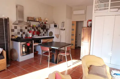 Vente appartement 1 Cassis dans le village avec mezzanine, cheminée et vue dégagée