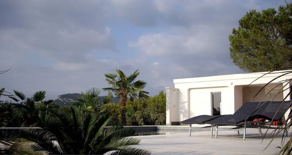 Cassis en position dominante, prestations luxe pour cette maison d'architecte bénéficiant d'une très belle vue sur la baie
