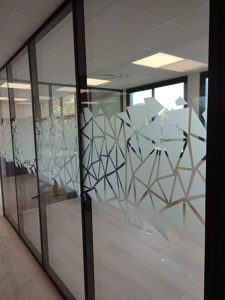 Vitrophanie dépoli blanc bandelettes , effet verre brisé pour open space cloison vitrées à Vitrolles – Communication visuelle soignée dans les Bouches-du-Rhône