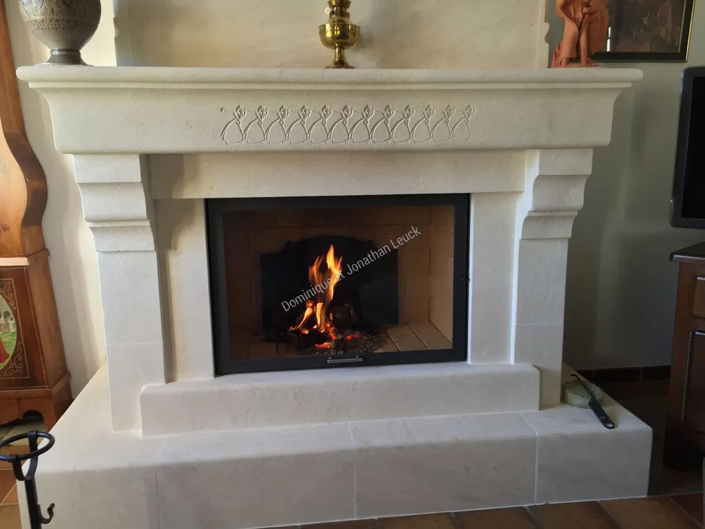 Cheminée provençale en pierre blanche d'Estafilades avec un foyer TOTEM