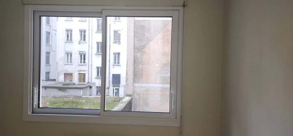  Menuiseries sur-mesure à Lyon 2 : Coulissants et portes fenêtres avec finition champagne doré