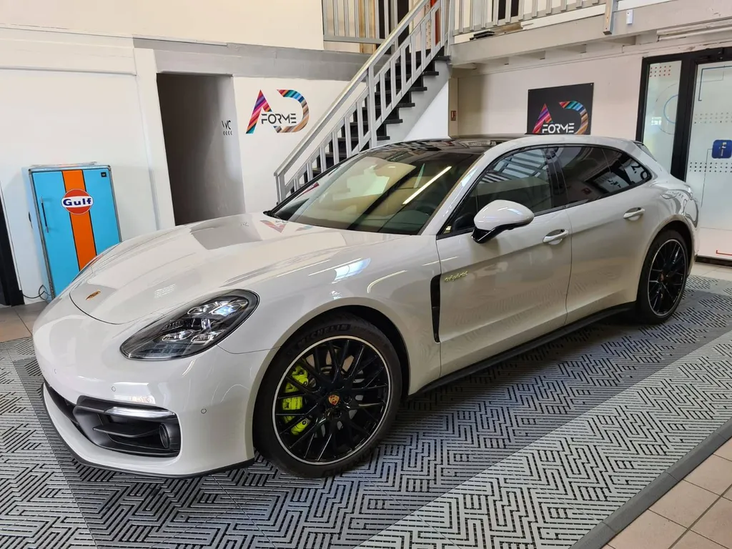 Total covering sur une Porsche Panamera E-Hybrid dans la région de Lyon