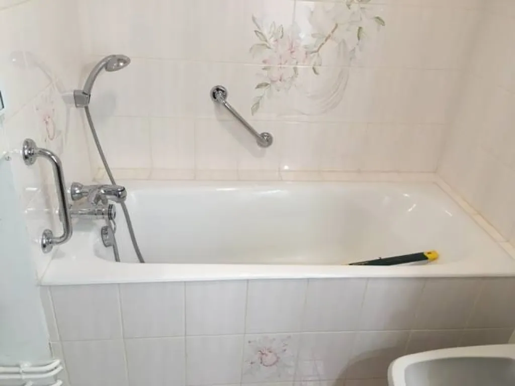 Remplacement d'une baignoire par douche sécurisée pour sénior à St Maximin, Var (83)