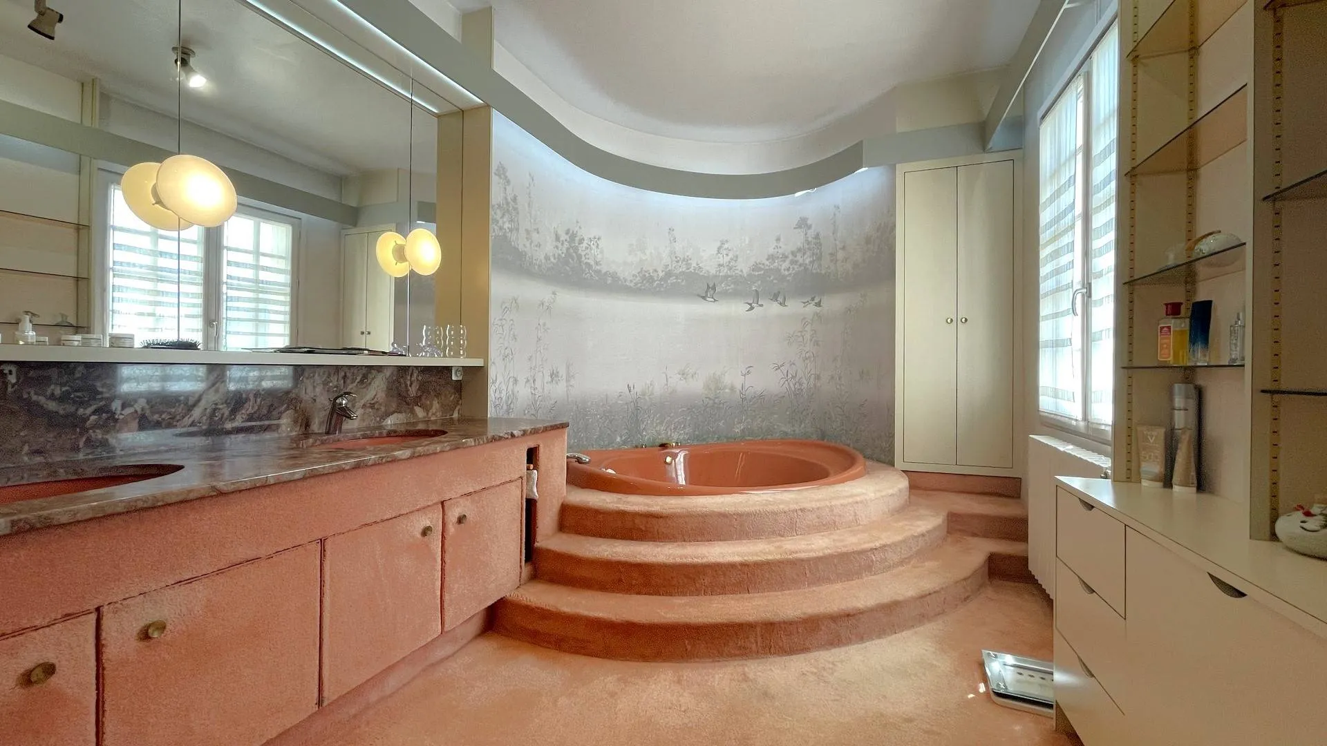 Le grand jardin arboré de cette propriété à vendre est un véritable havre de paix, parfait pour des moments de détente en plein air.