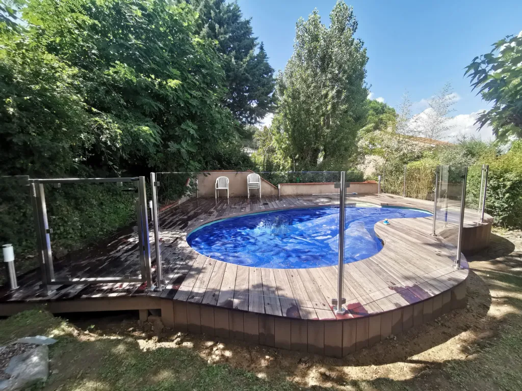 Installer une clôture aluminium sécurisée autour de sa piscine familiale à Toulouse et Haute-Garonne