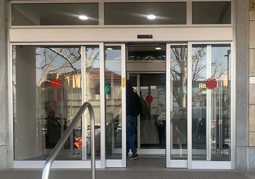 Porte automatique piétonne FAAC pour professionnels et commerces