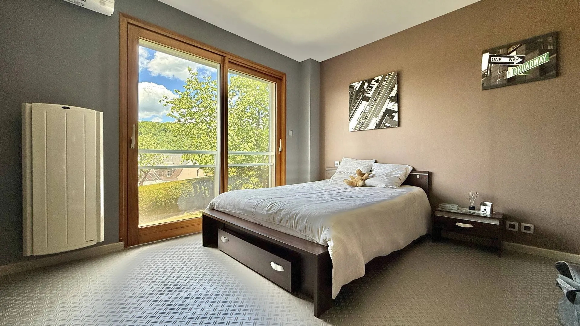 Maison avec garage de 50 m² et buanderie attenante : Espaces annexes pratiques et bien pensés.