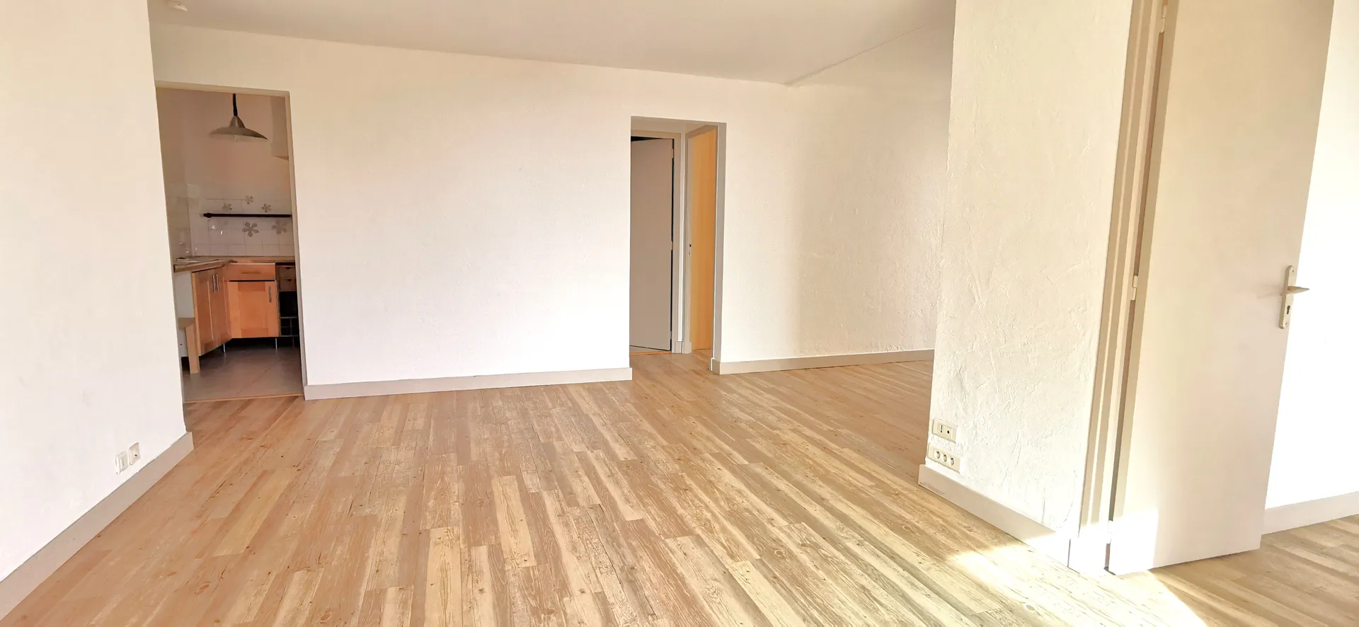 Vente appartement T3 Cassis  au 2ème étage d'un petit immeuble du centre avec balcon vue Cap Canaille
