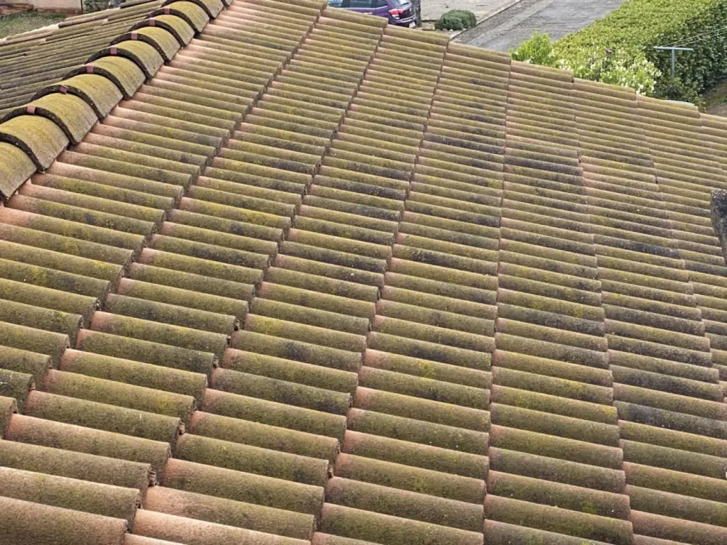 Avant nettoyage et traitement toiture type beton sur martigues