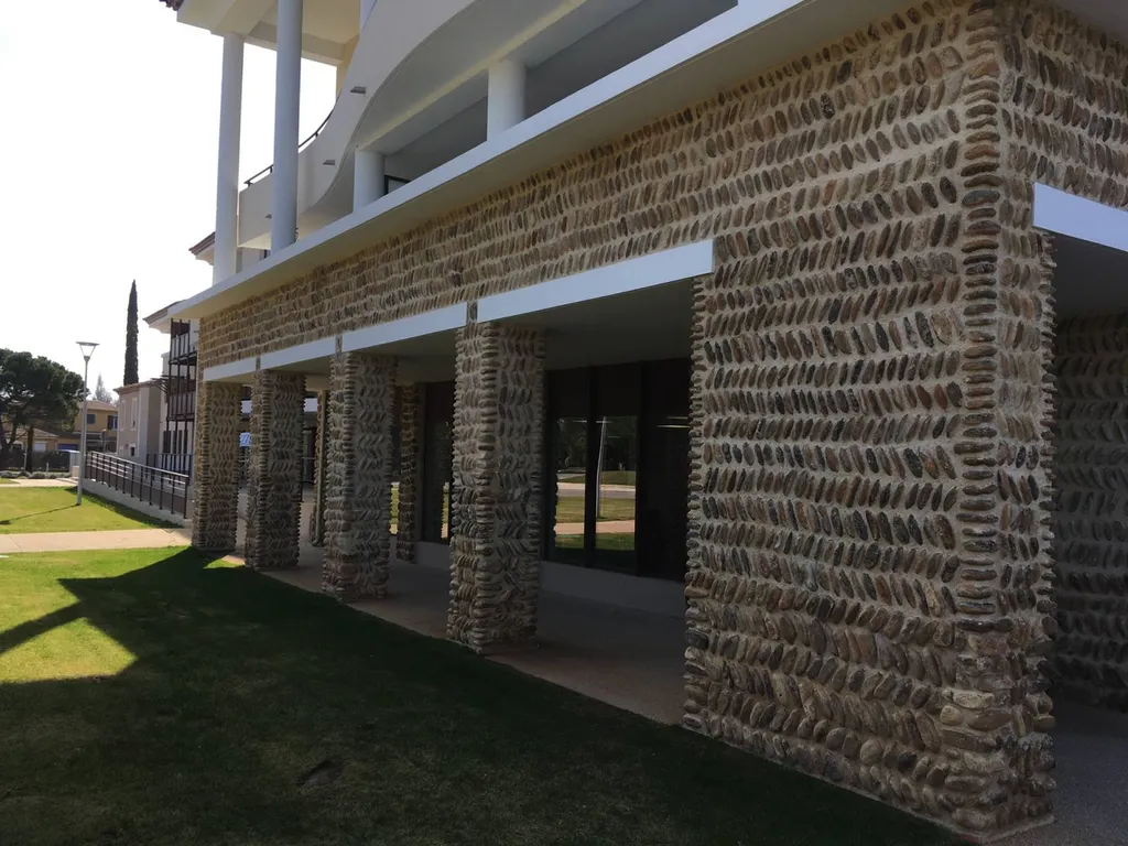 Habillage façade en galets de Crau à Saint-Martin-de-Crau