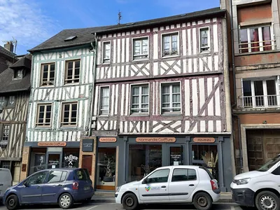 A vendre bel immeuble typique de notre région alliant charme, authenticité et rendement locatif, en plein cœur du centre ville de Lisieux 14100