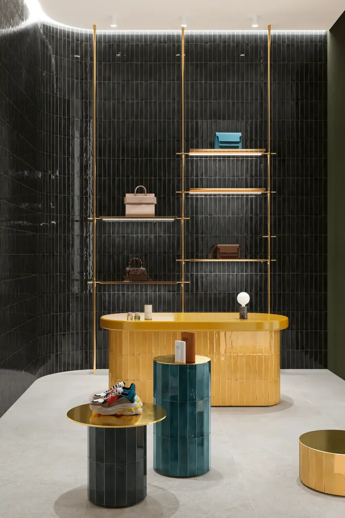 À Dieppe, le coloris Nero offre un contraste graphique dans une salle de bain contemporaine.