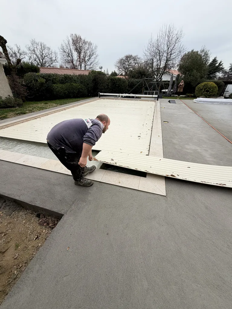 Installation avec garanties d'un volet automatique de piscine à Pessac, proche de Bordeaux
