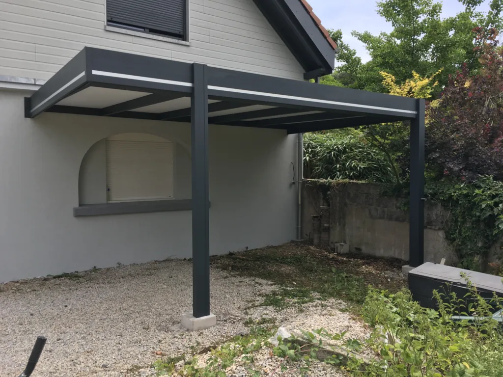 Vente et pose de carport aluminium à deux pieds attenant à la maison de 5m x 2.50m à Danjoutin près de Belfort