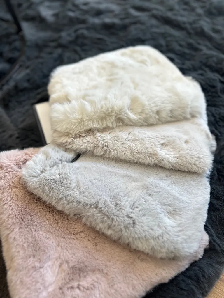 Tapis look fourrure Furry Fellows de JAB ANSTOETZ avec dimensions sur mesure disponible en rond, rectangulaire et carré à Genève en Suisse