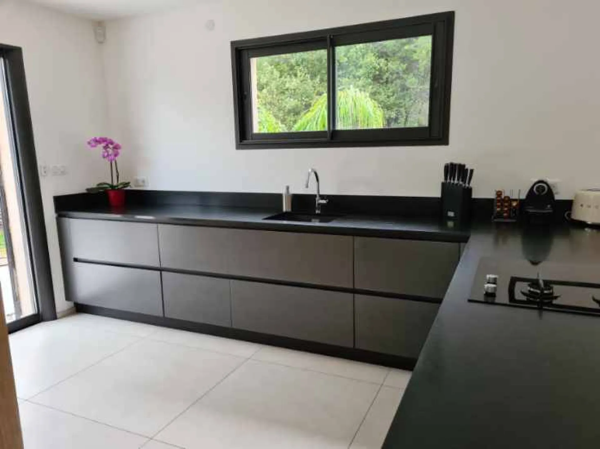 Exemple de réalisation de cuisine design haut de gamme installée à Cassis dans le 13