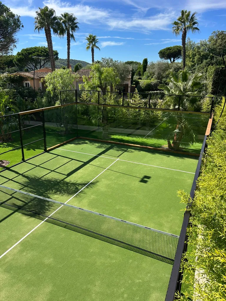 Construction d’un terrain de padel haut de gamme sur Saint Tropez dans le Var dans une propriété privée