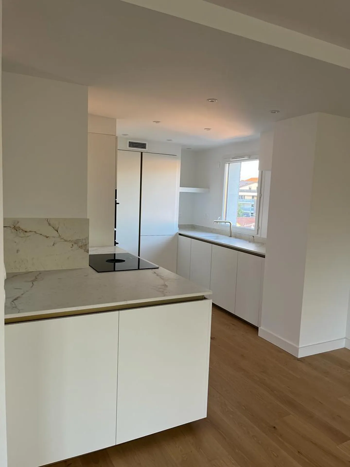 Acheter une cuisine sur-mesure italienne en angle avec plan de travail en Dekton chez un cuisiniste à Colomiers et Toulouse