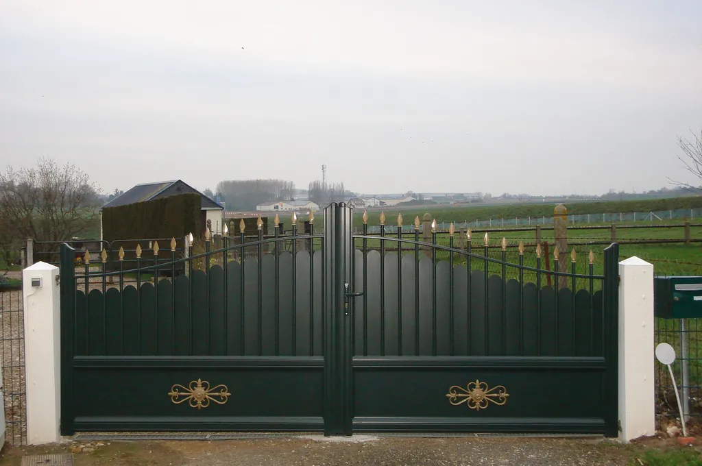 Installation de Portail en aluminium rétro à battants motorisés, Portillon coordonné et Clôtures à Bourgtheroulde dans l'Eure 27 et ses Alentours