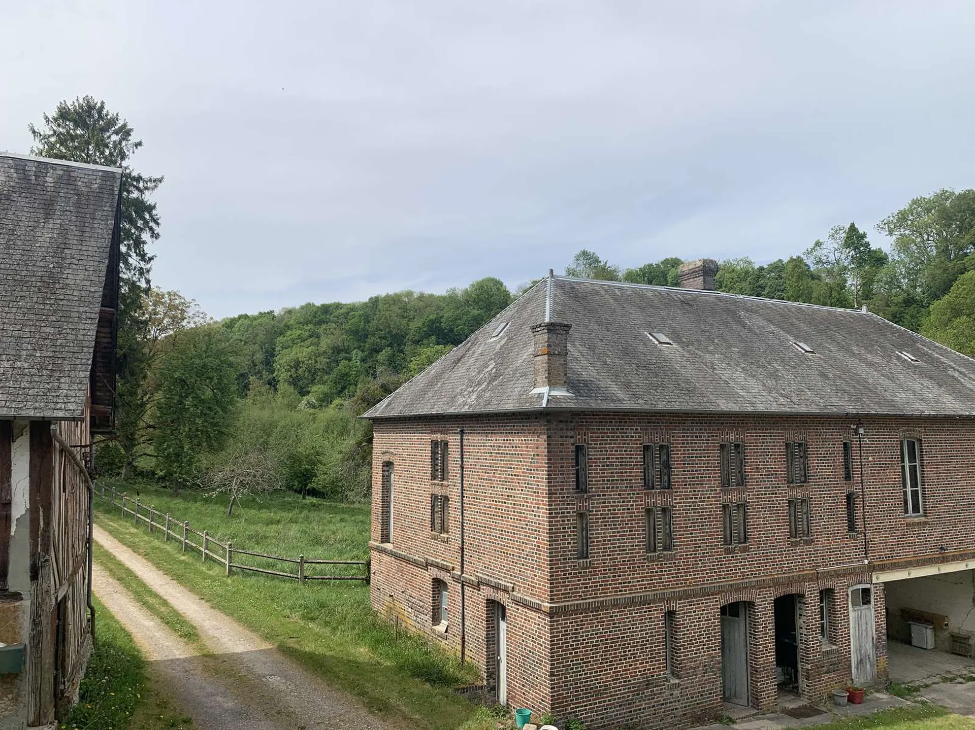 EN VENTE - En NORMANDIE, région Pays d'Auge du CALVADOS, et secteur LIVAROT, domaine agricole et forestier de 120 ha
