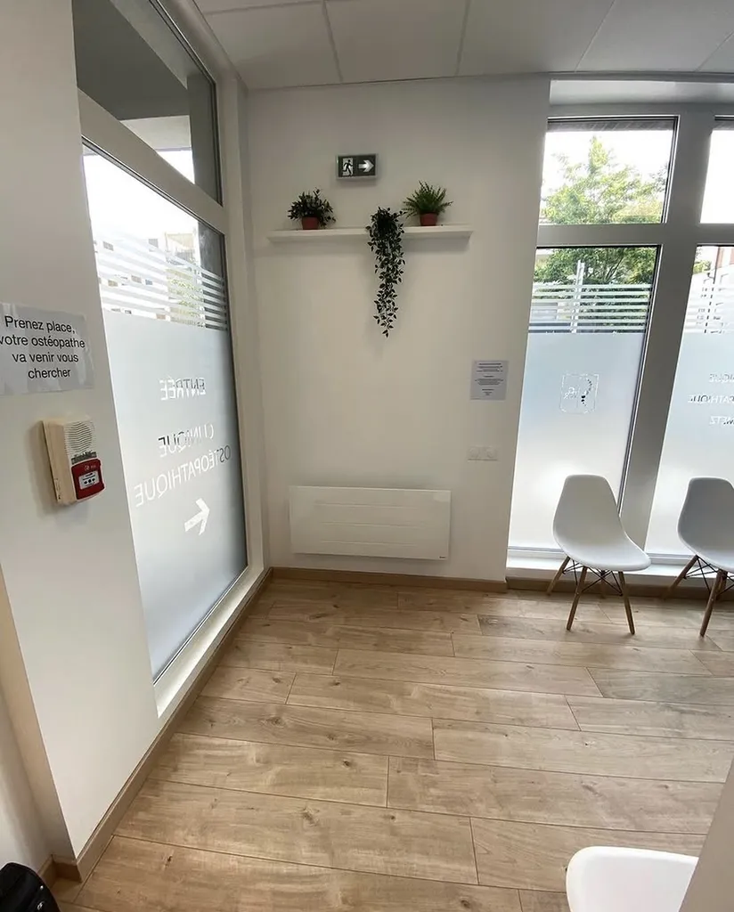 Film dépoli aspect sablé avec découpe de logo pour décoration et discrétion de salle d'attente de cabinet d'osthéopathie à Besançon