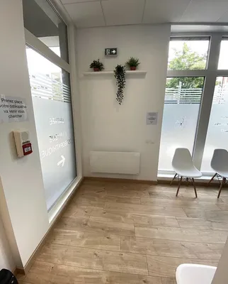 Film dépoli aspect sablé avec découpe de logo pour décoration et discrétion de salle d'attente de cabinet d'osthéopathie à Besançon