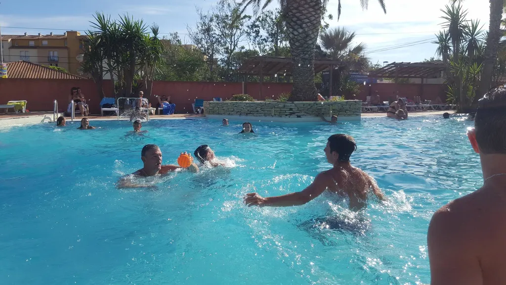 mer soleil et animation water polo dans piscine chauffée bord de mer à Vias plage 
