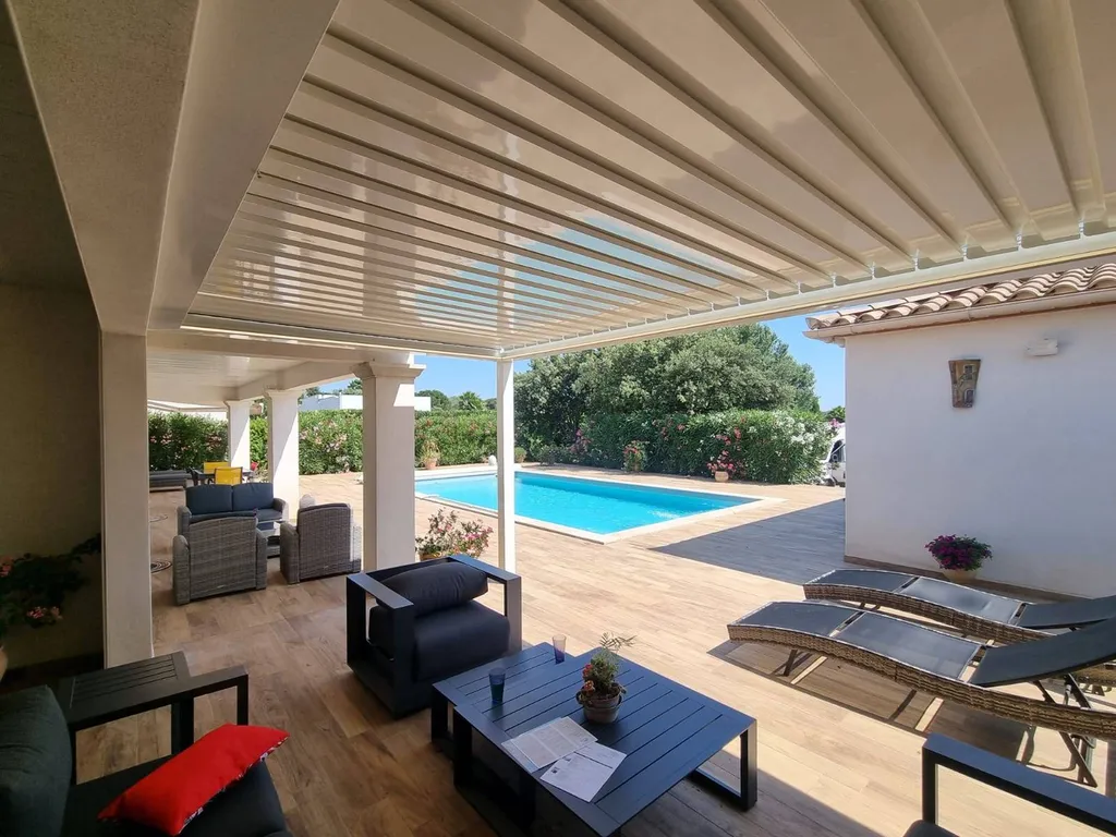Installation d'une pergola bioclimatique sur mesure près de Nîmes sur la commune de Parignargues