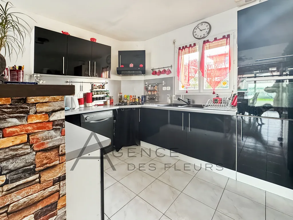 A vendre maison de 2007 de 103m² habitables édifiée sur 800m² de terrain sur la commune de Caudebec-les-Elbeuf