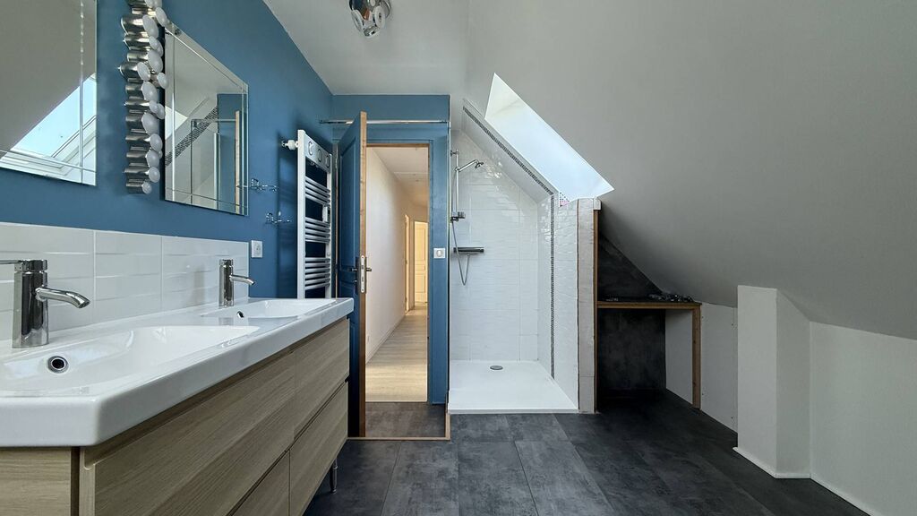 Propriété à vendre avec potentiel touristique : Plusieurs logements indépendants et dépendances, adaptée aux gîtes ou événements.