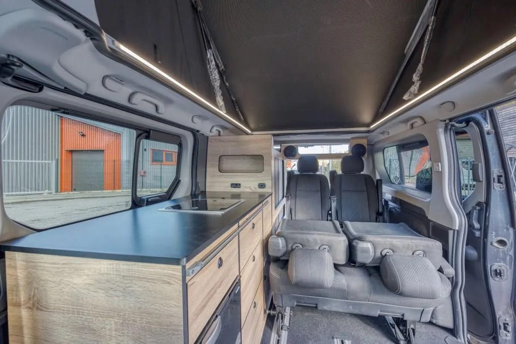Spécialiste de l'Aménagement van 7 places sur-mesure à Annecy : configuration famille avec audio intégré pour la Haute-Savoie
