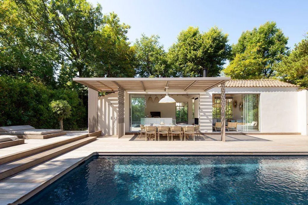 Pergola sur mesure en bois et acier à Carry-le-Rouet : design contemporain & fabrication française