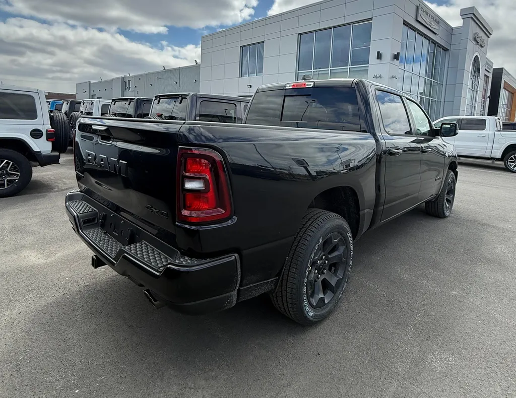 Dodge RAM 1500 V8 2026 4x4 : arrière du pick-up américain premium homologué 4 places