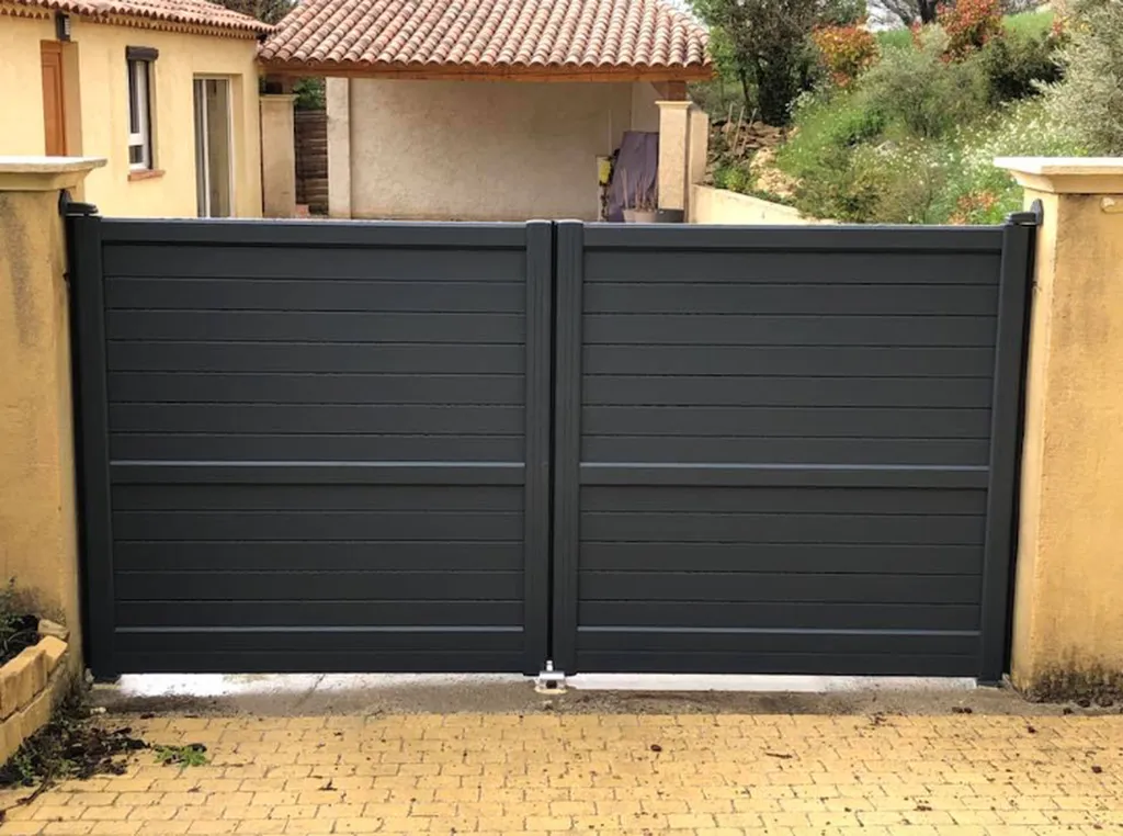 Pose d'un portail d'entrée en aluminium POLACRE de la collection performance 