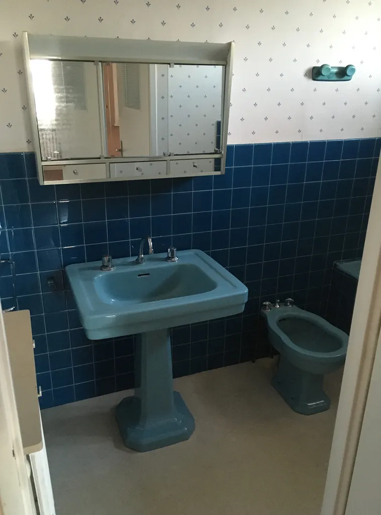 Salle de bain avant travaux à Villefranche-sur-Saône (Rhône – 69) avec ancienne baignoire et équipements des années 1970