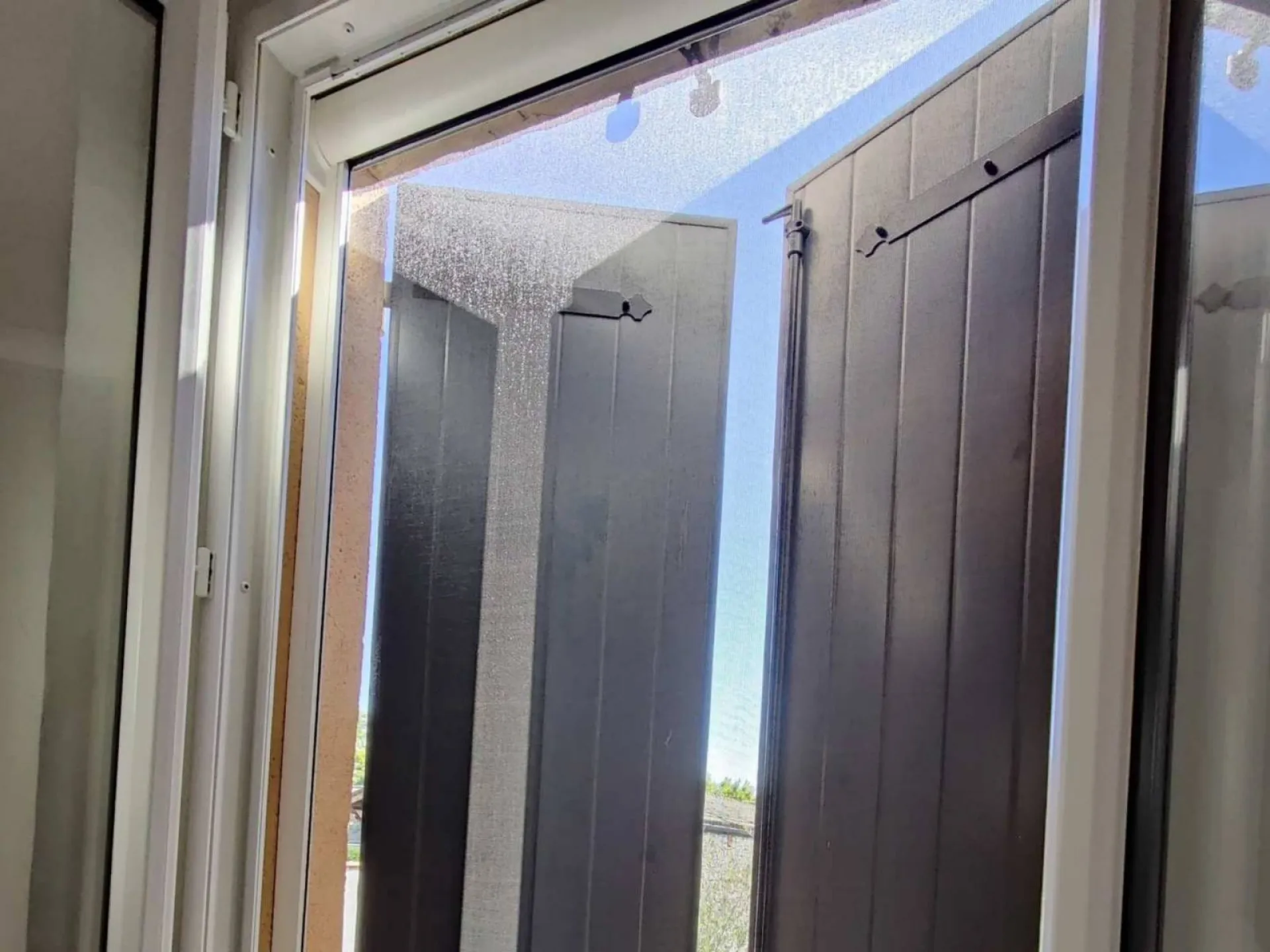 Fenêtres avec moustiquaires sur mesure en appartement de location à Carqueiranne dans le Var