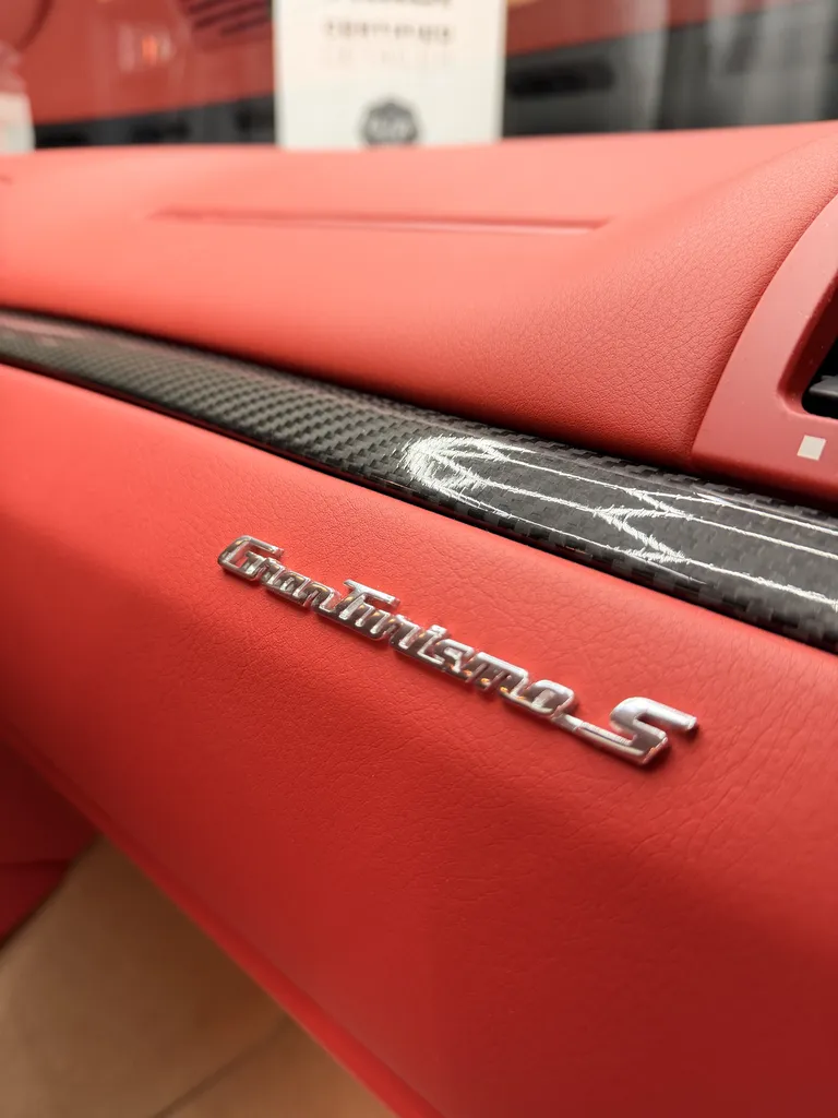 Polissage carrosserie 3 étapes pour une correction complète des défauts du vernis sur Maserati GranTurismo proche d'Ozoir-la-Ferrière