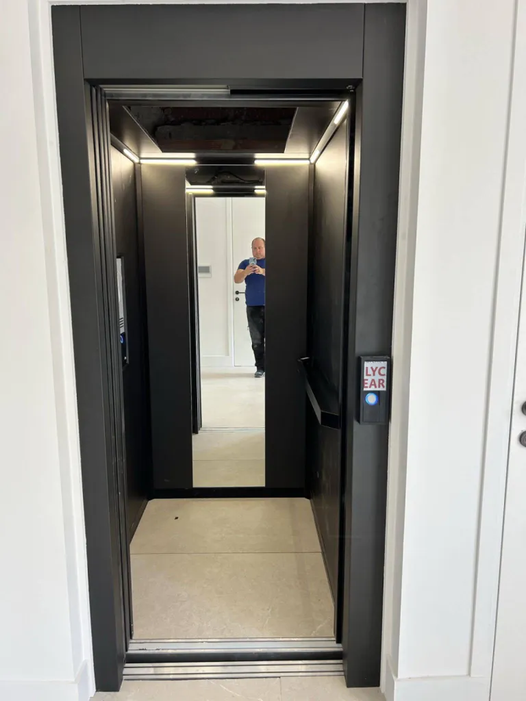 Sol intérieur ascenseur personnalisé pour cet élévateur VIMEC ARIA à Cassis près de Marseille